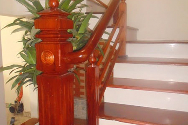 Mẫu cầu thang trụ gỗ đẹp Biên Hòa 2021