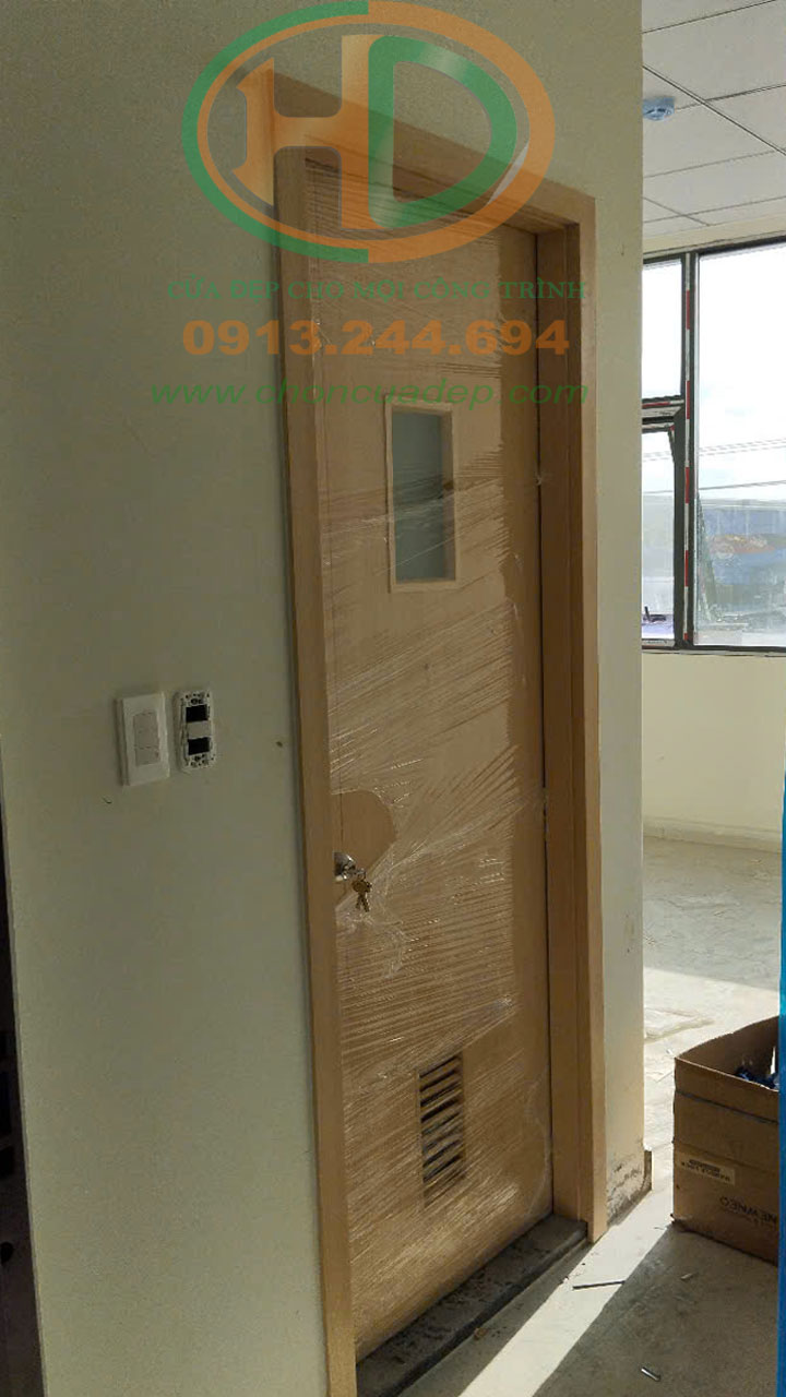 Cửa nhựa giả gỗ toilet có lam thông gió